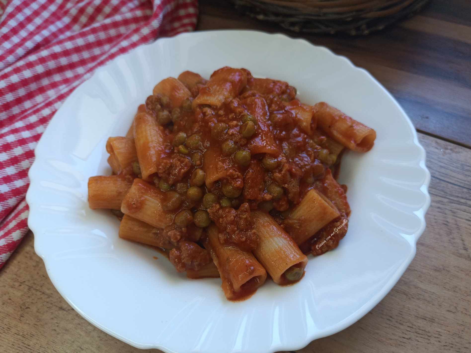 Pasta con salsiccia e piselli