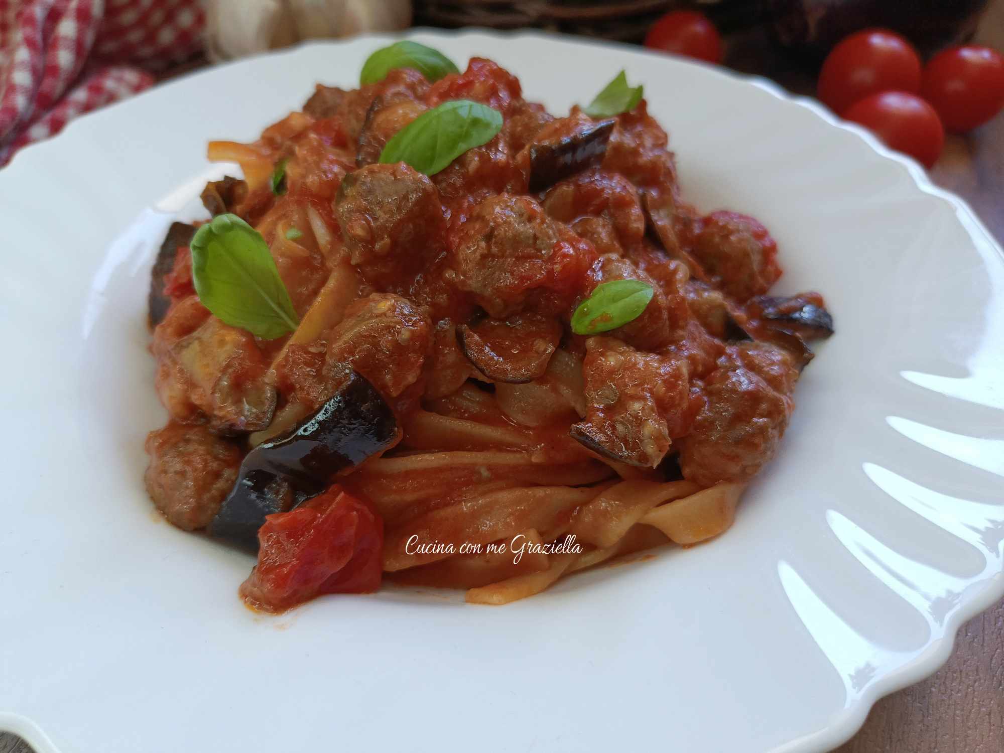 Pasta con sugo di melanzane e polpettine