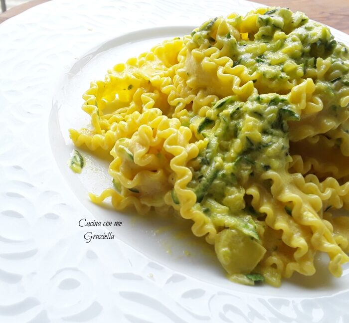 Pasta con zucchine philadelphia e zafferano