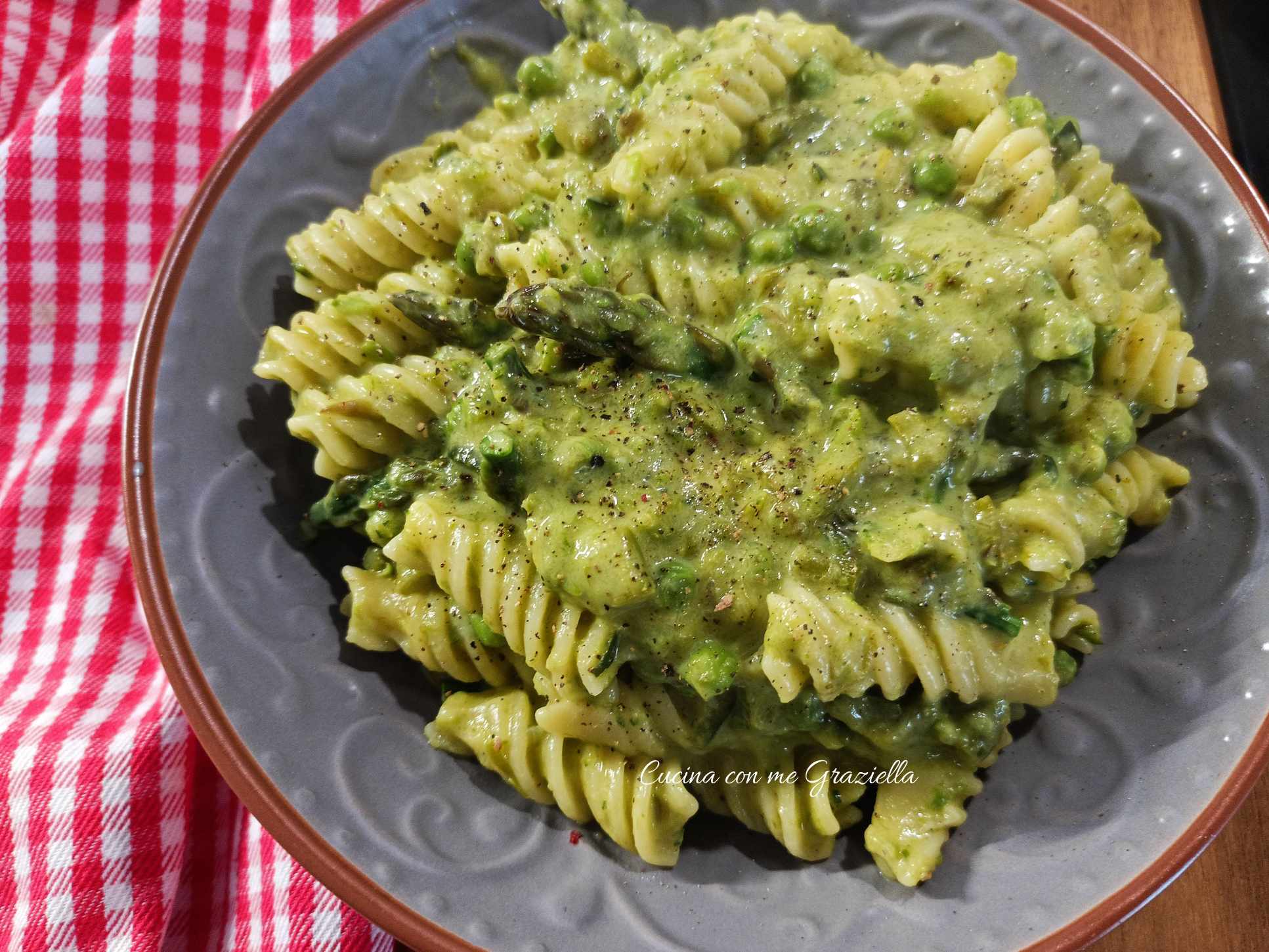 Pasta con zucchine piselli asparagi e robiola