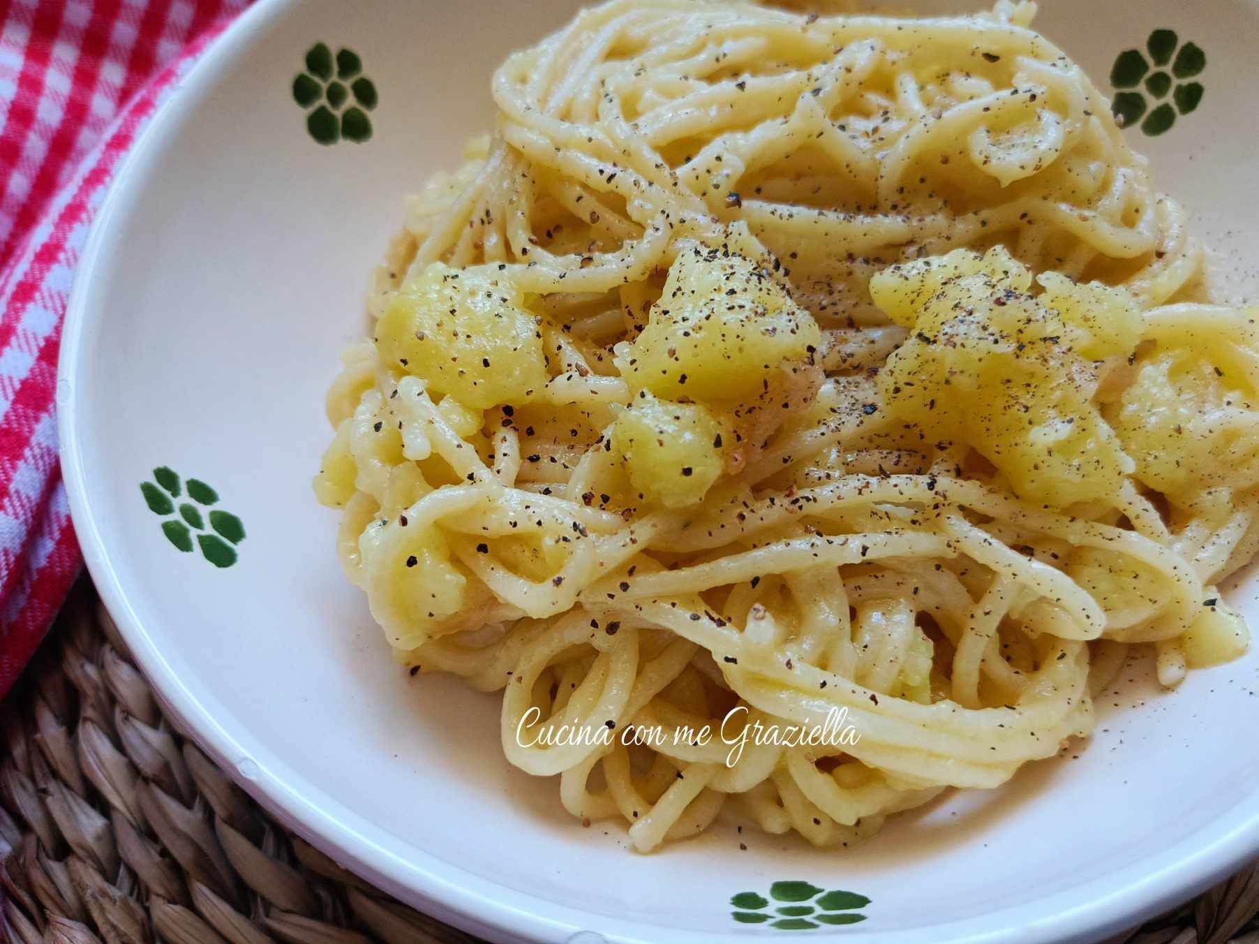 Pasta e patate con la cipolla sfritta