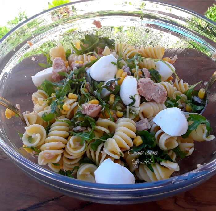 pasta fredda con tonno mais rucola e mozzarella 