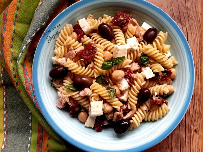 Pasta fredda con ceci tonno e pomodori secchi