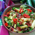 Pasta fredda con zucchine, speck , rucola e pomodori