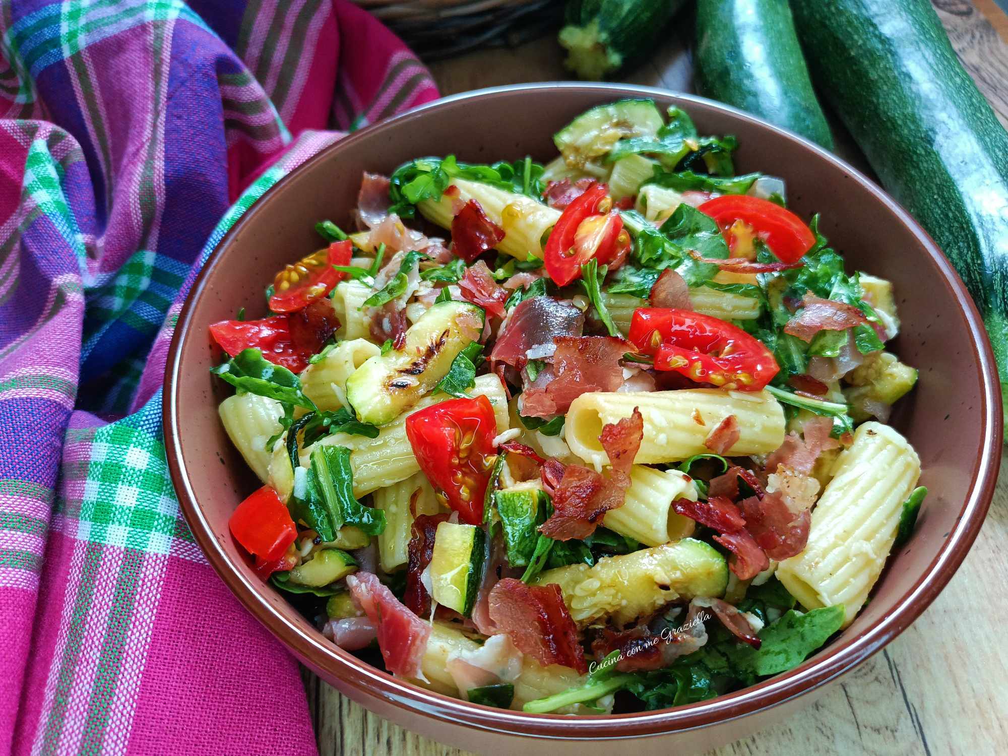Pasta fredda con zucchine, speck , rucola e pomodori