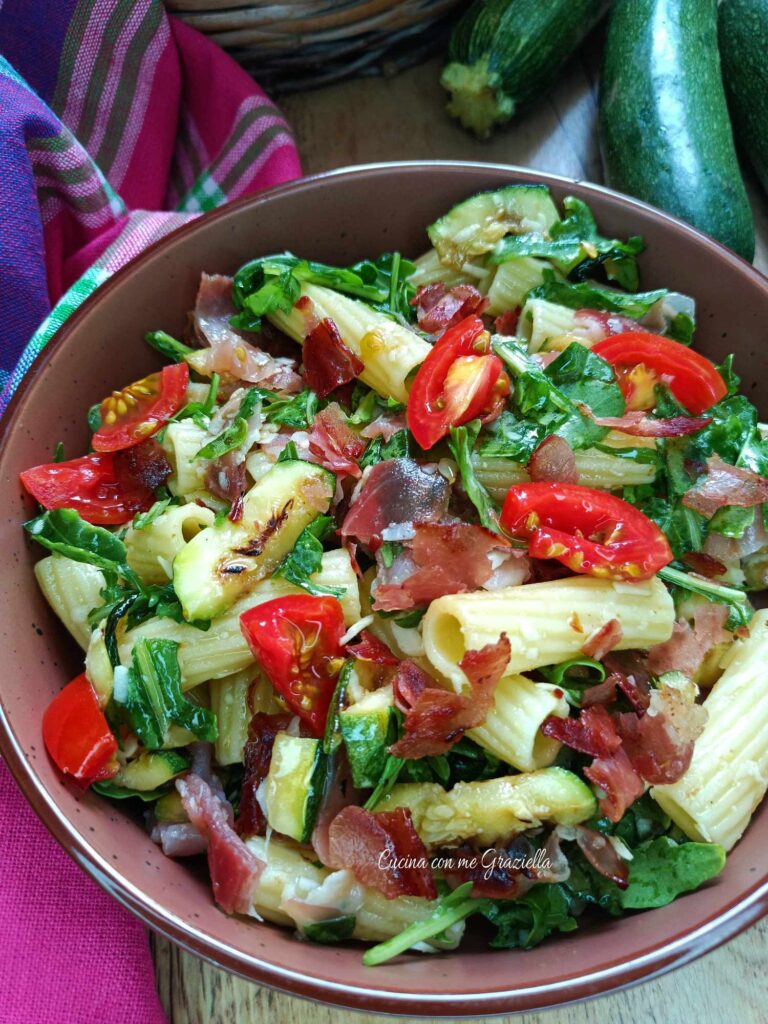 Pasta fredda con zucchine, speck, rucola e pomodori Pasta fredda con zucchine, speck, rucola e pomodori