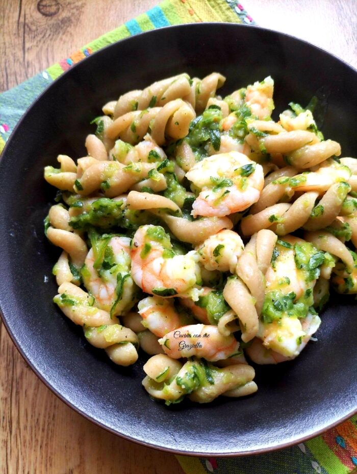 pasta integrale con zucchine e gamberetti