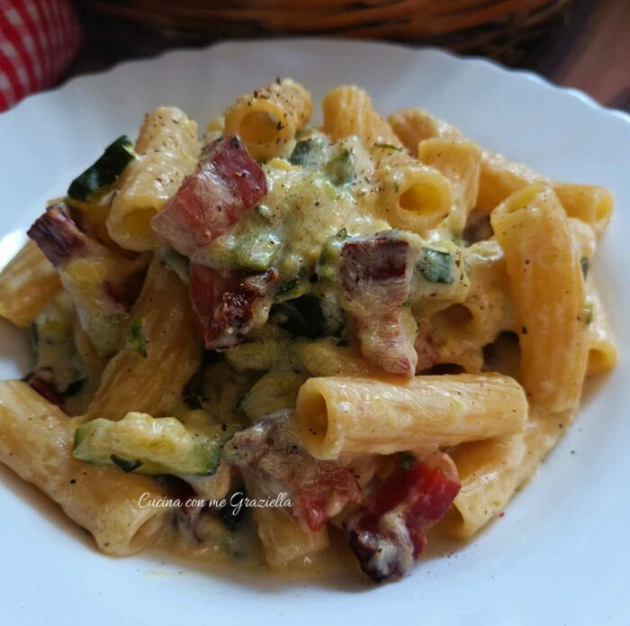 Pasta zucchine philadelphia e pancetta 