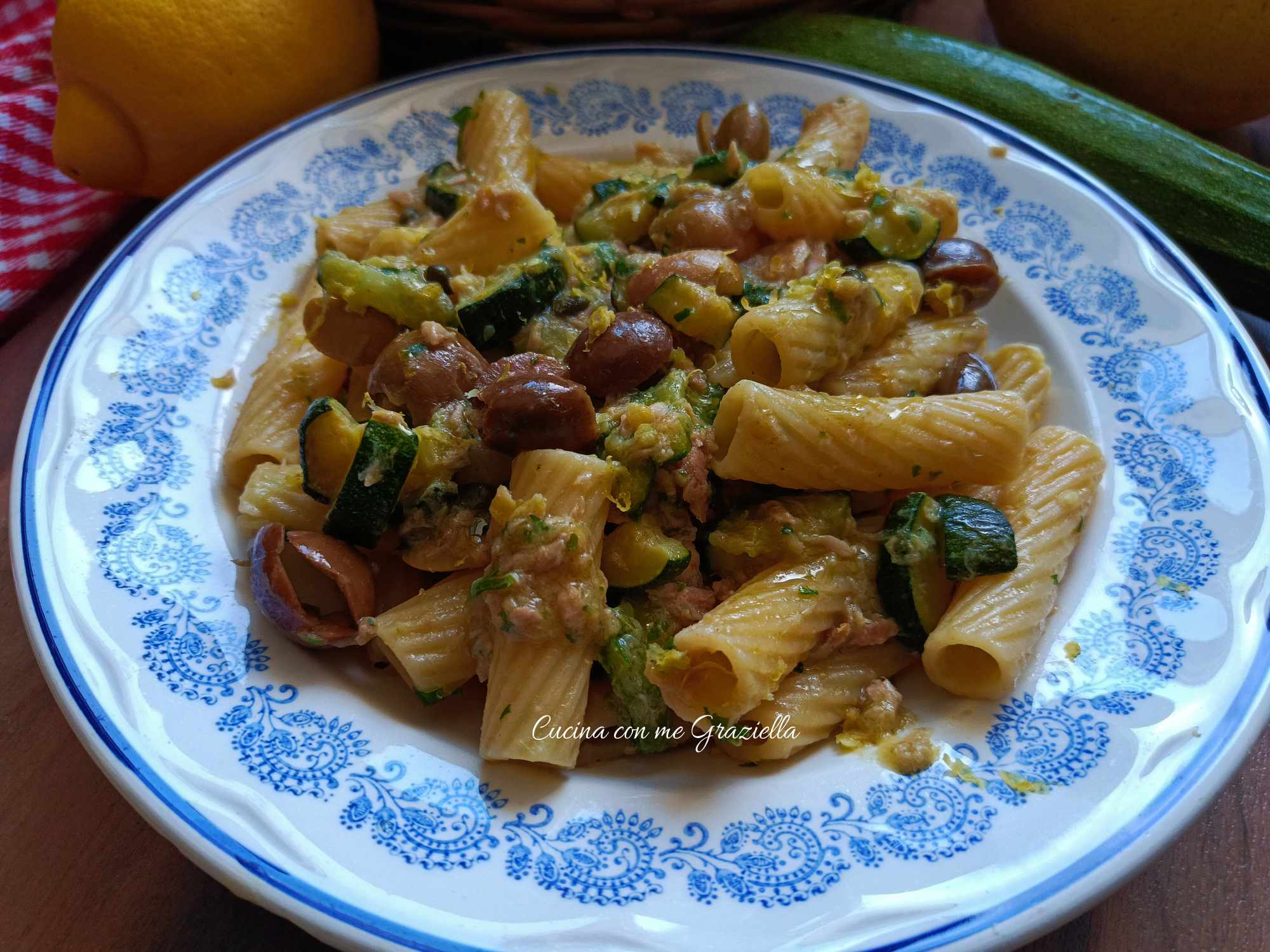 Pasta zucchine tonno e limone