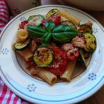 Pasta zucchine tonno e pomodori arrosto