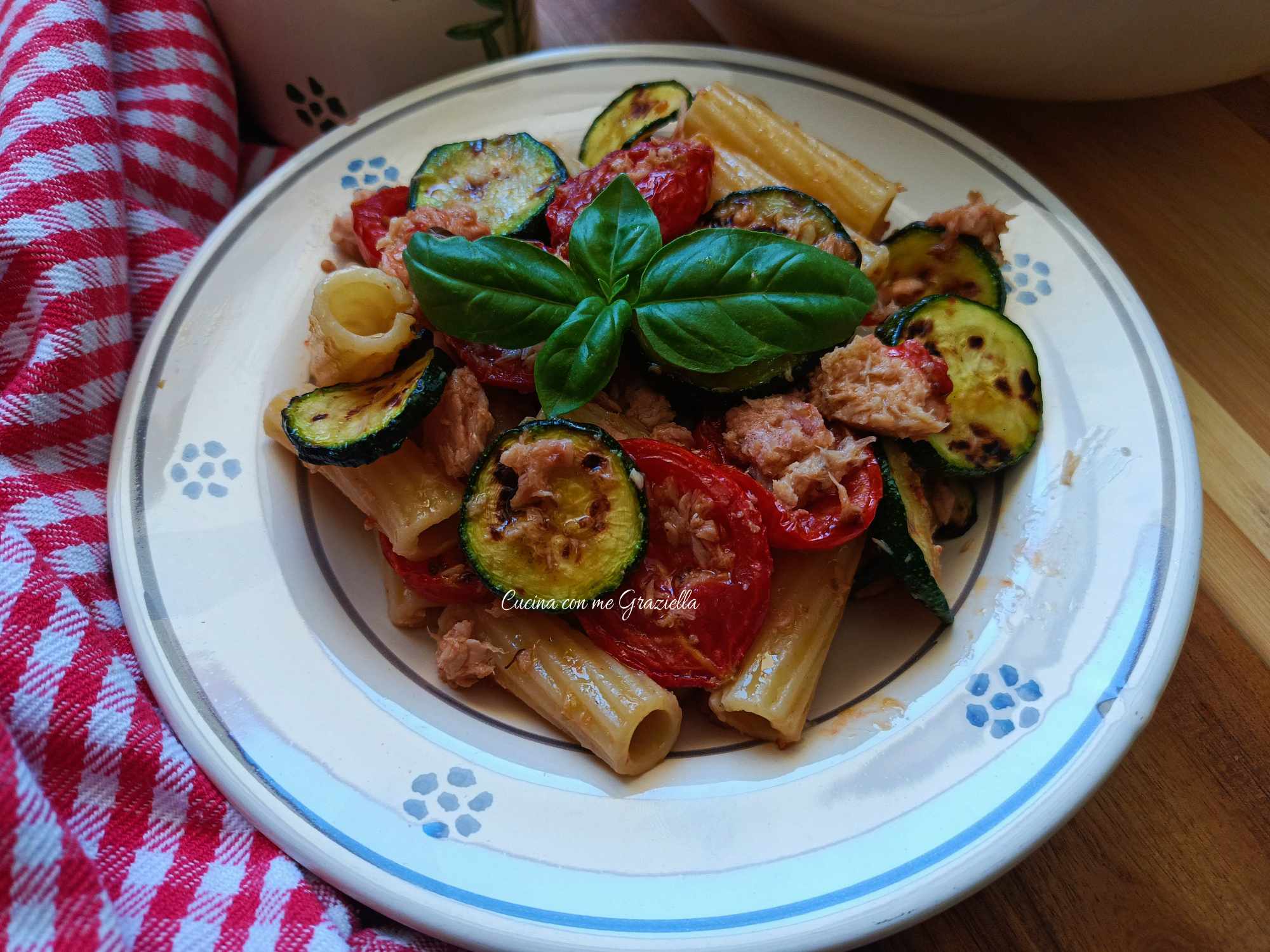 Pasta zucchine tonno e pomodori arrosto