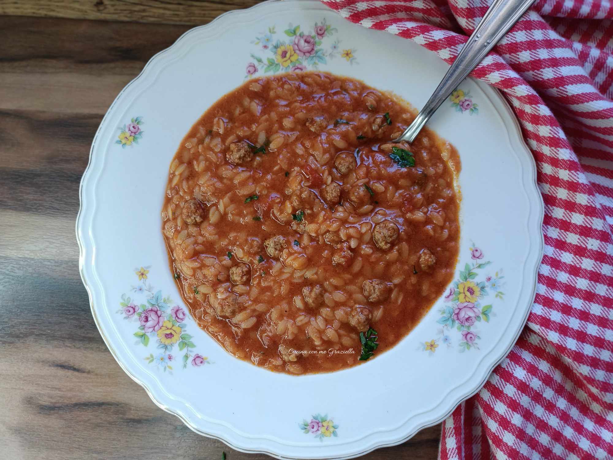 Pastina al pomodoro con polpettine di carne