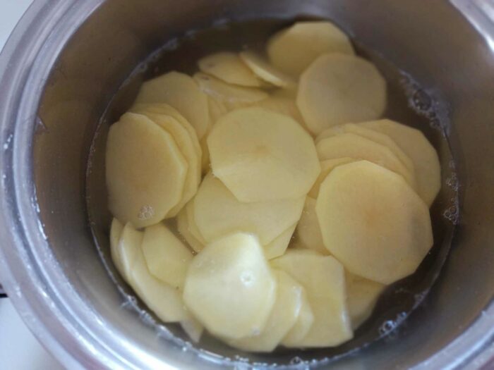 Patate a fette in pentola