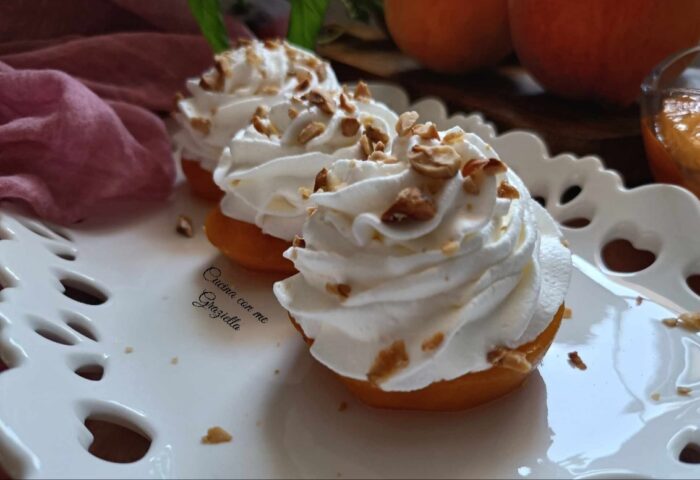 Pesche sciroppate con panna e granella