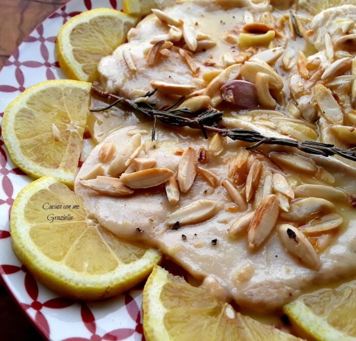 Petto di pollo al limone e mandorle