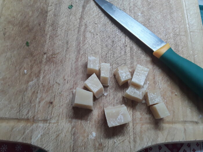 Pezzi di crosta di formaggio