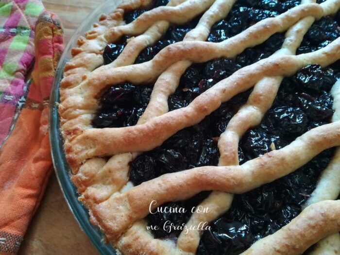 Crostata con marmellata di ciliegie e noci con frolla all'olio