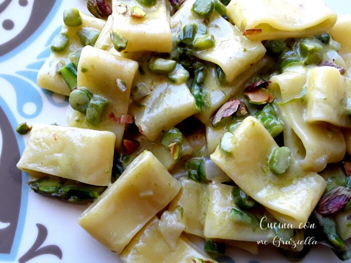 Pasta con asparagi robiola e pistacchi