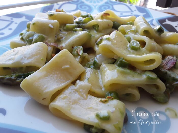 Pasta con asparagi robiola e pistacchi