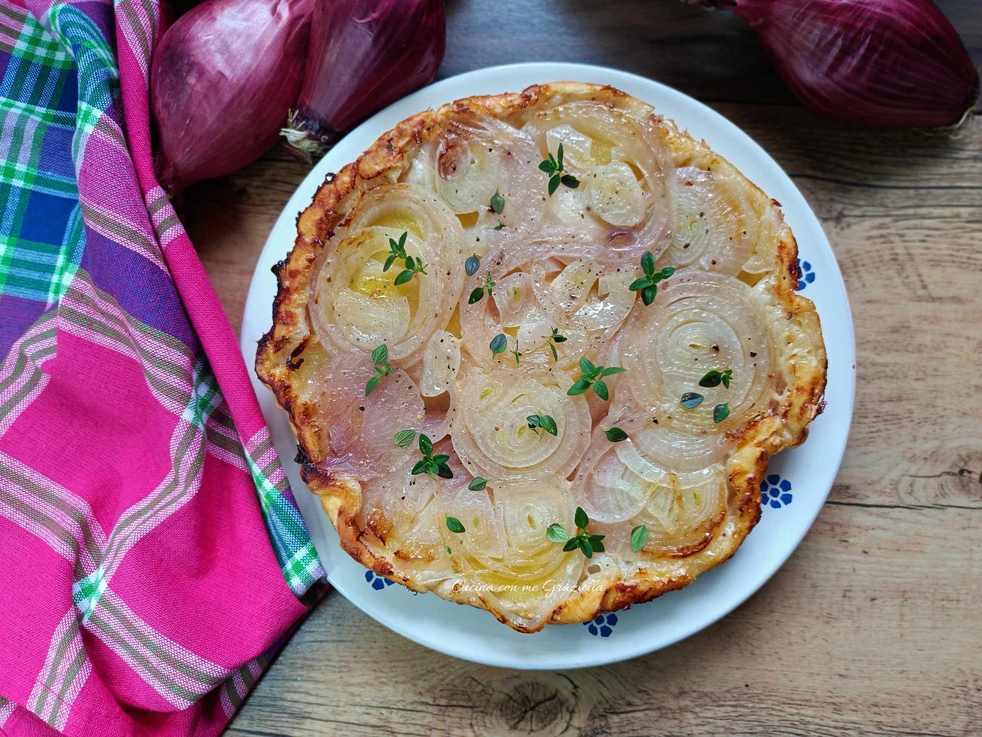 Pizza rovesciata con cipolle e patate