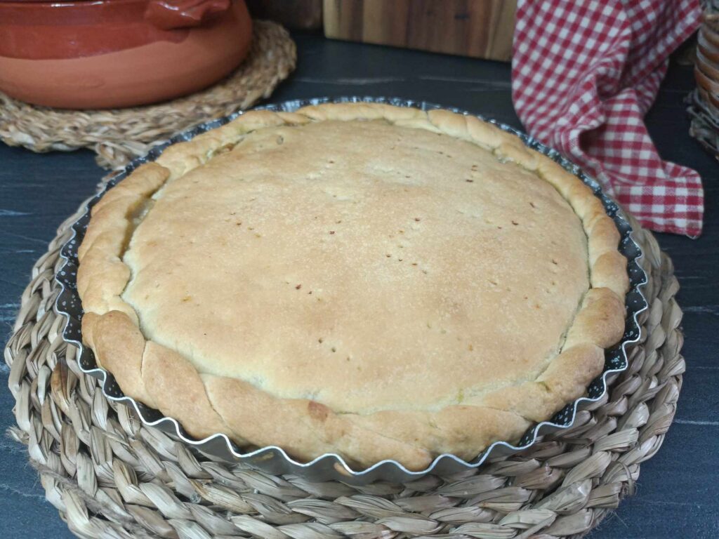 Pizza rustica con cicoria salsiccia e mozzarella