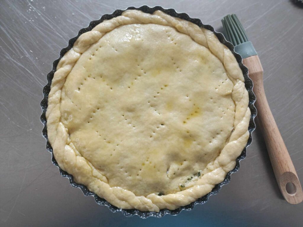 Pizza rustica con cicoria salsiccia e mozzarella cruda