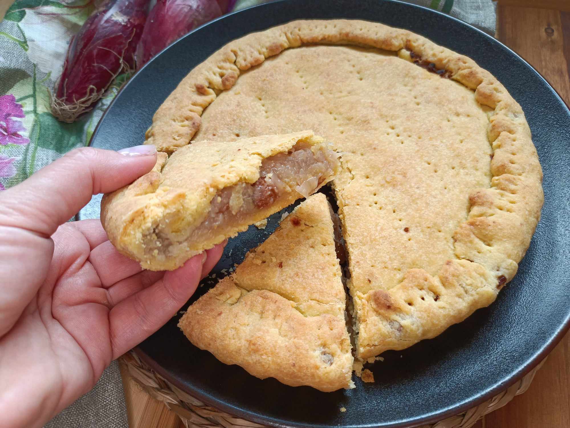 Pizza rustica con cipolle rosse di tropea