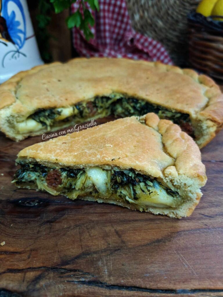 Pizza rustica con cicorie salsiccia e mozzarella