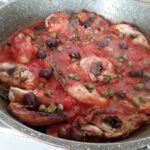 Pollo al pomodoro con olive e capperi