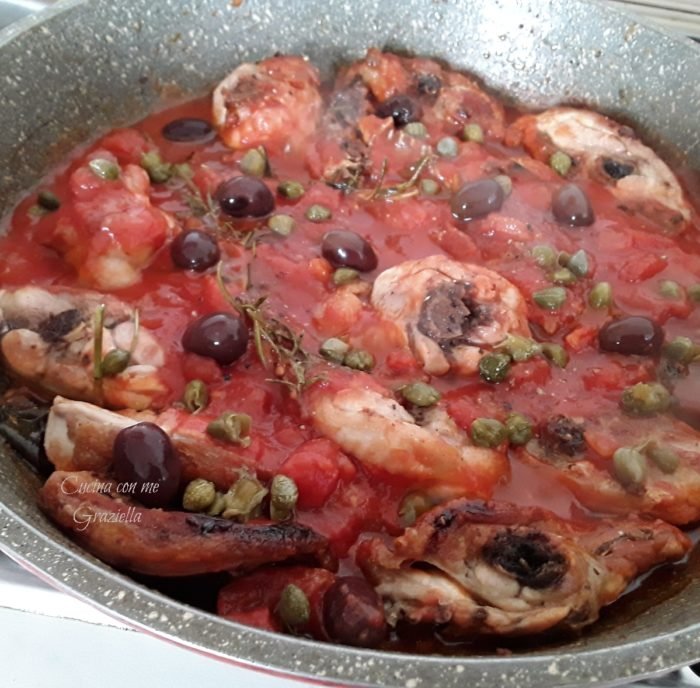 Pollo al pomodoro con olive e capperi