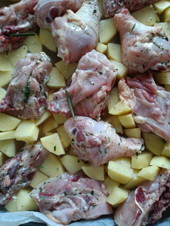 Pollo e patate crudo