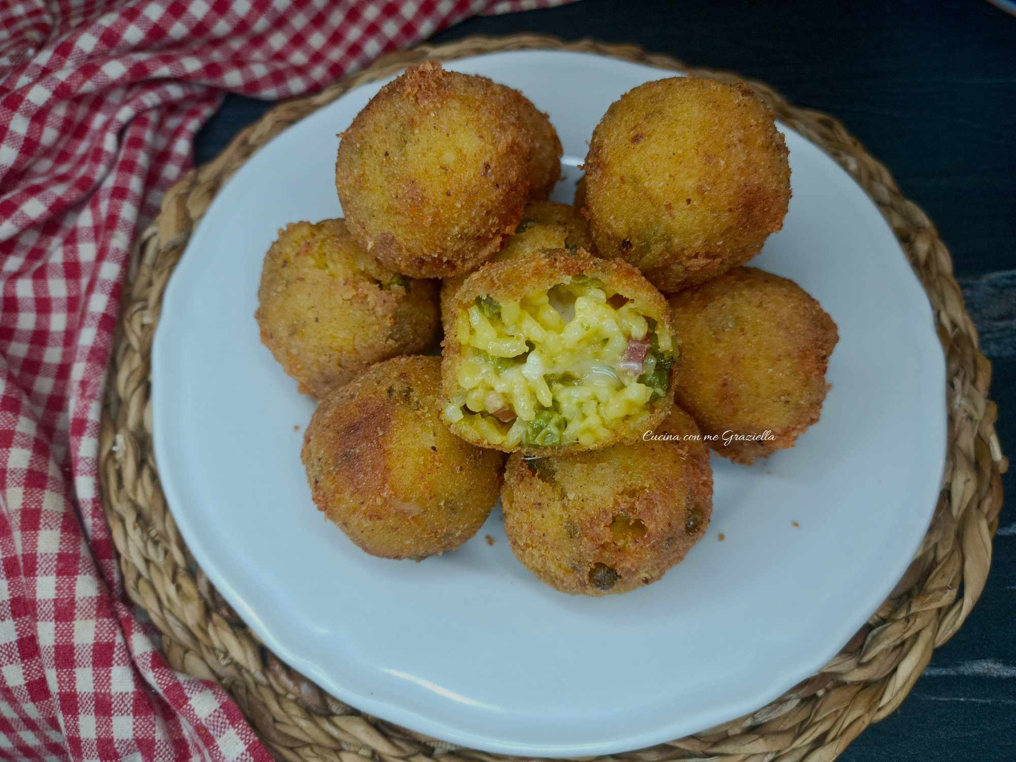 Polpette di riso allo zafferano con piselli  e pancetta