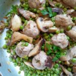 Polpette in umido con funghi e piselli