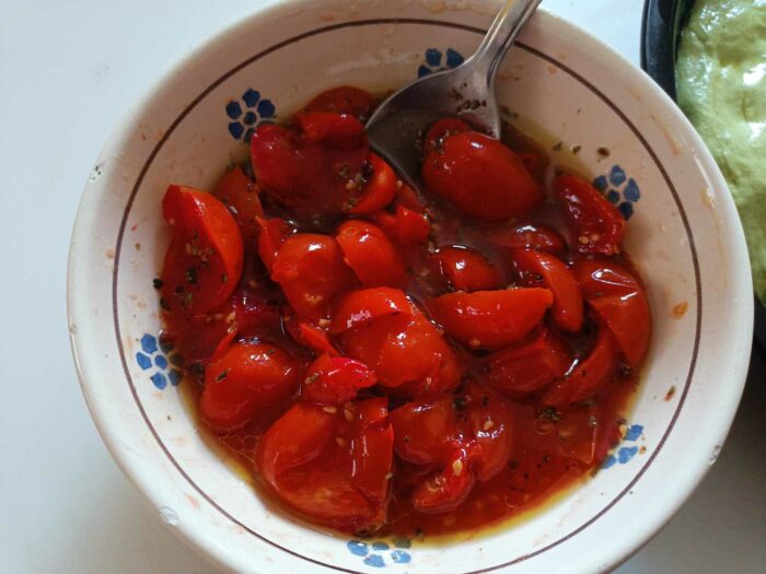 pomodori  con olio extravergine d'oliva sale e origano