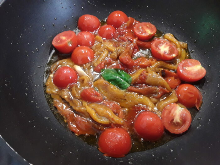 Pomodori , peperoni e aglio