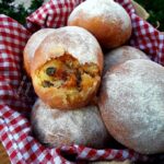 Pucce ripiene di tonno olive e capperi