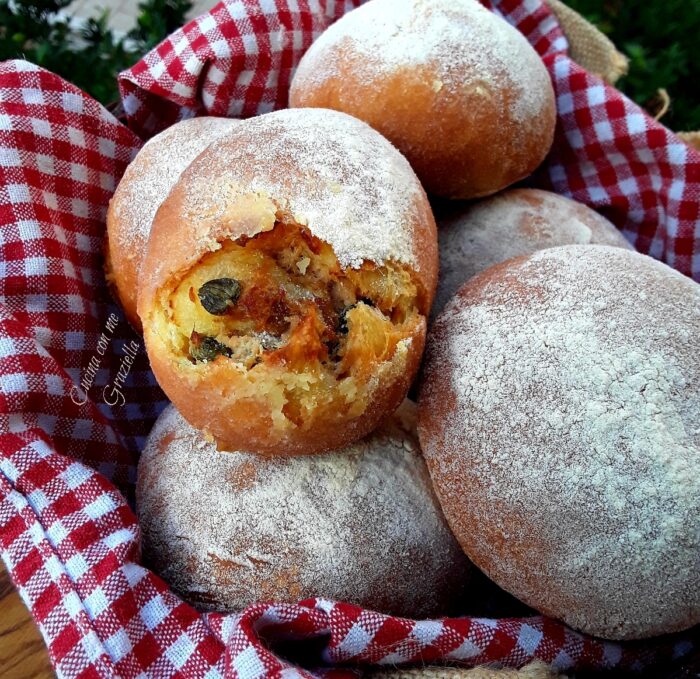 Pucce ripiene di tonno olive e capperi