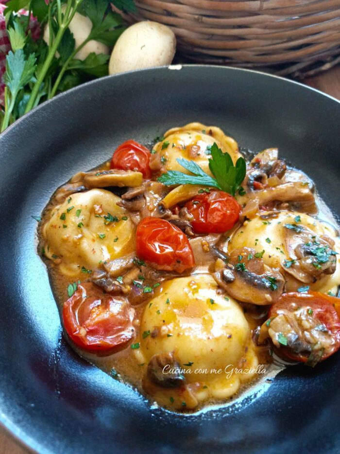 Ravioli ripieni di stracciatella e funghi con pomodori confit al timo