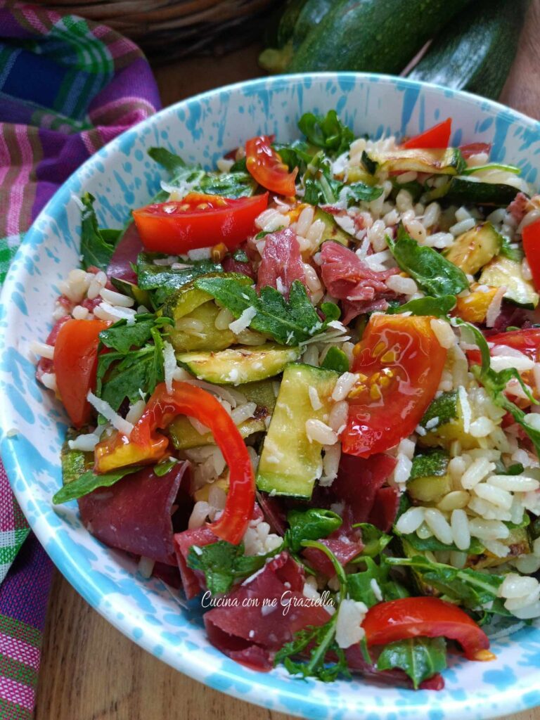 Riso freddo zucchine bresaola pomodori e rucola 