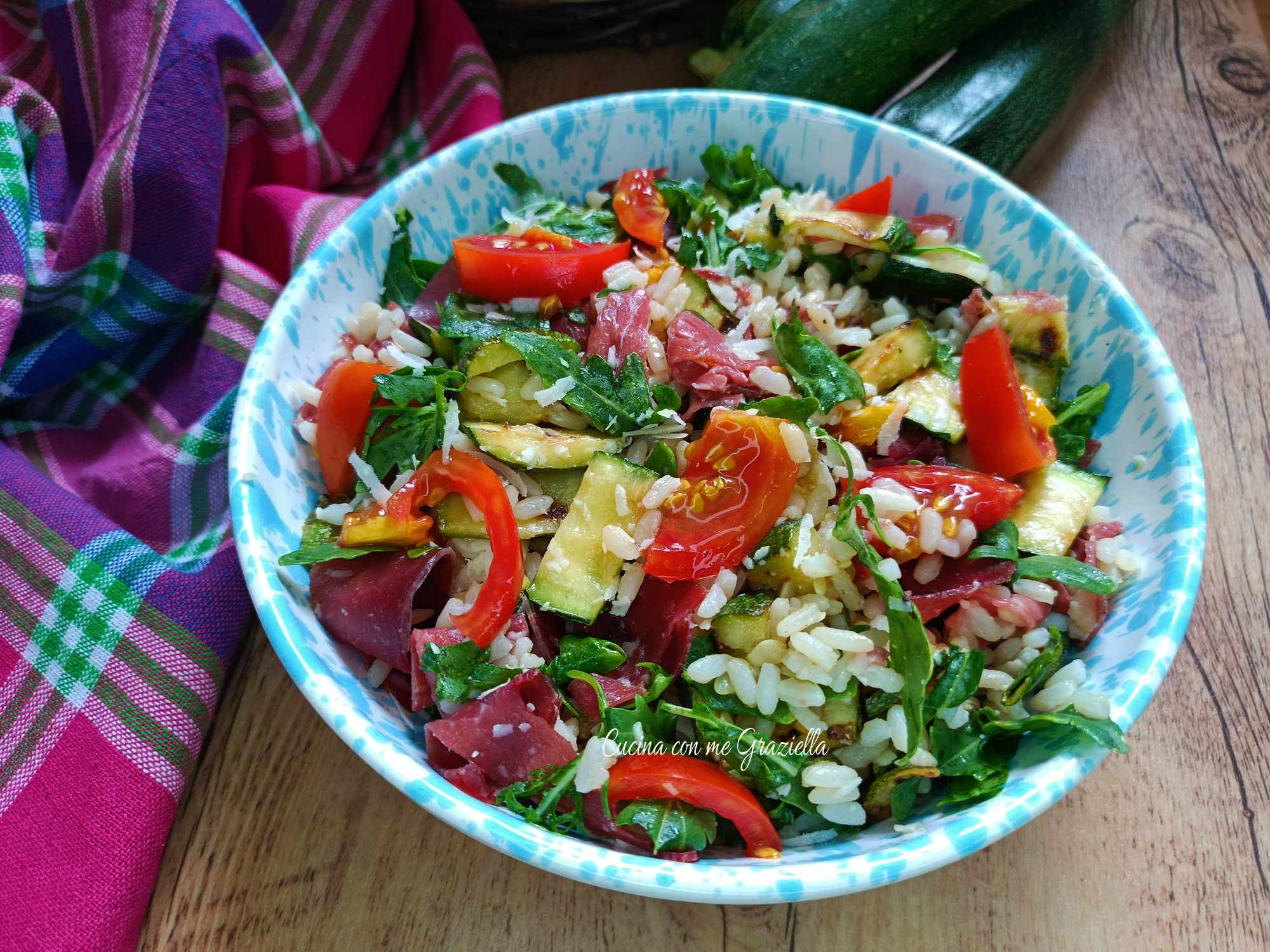 Riso freddo zucchine bresaola pomodori e rucola