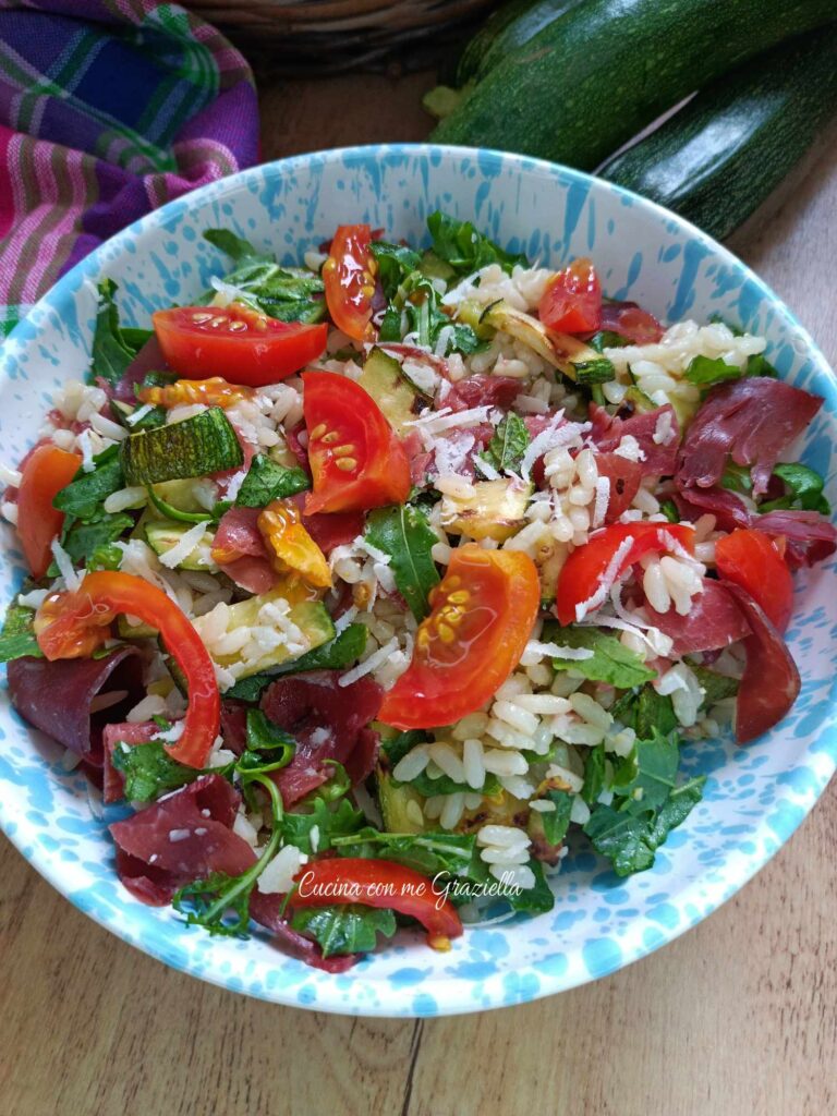Riso freddo zucchine bresaola pomodori e rucola 