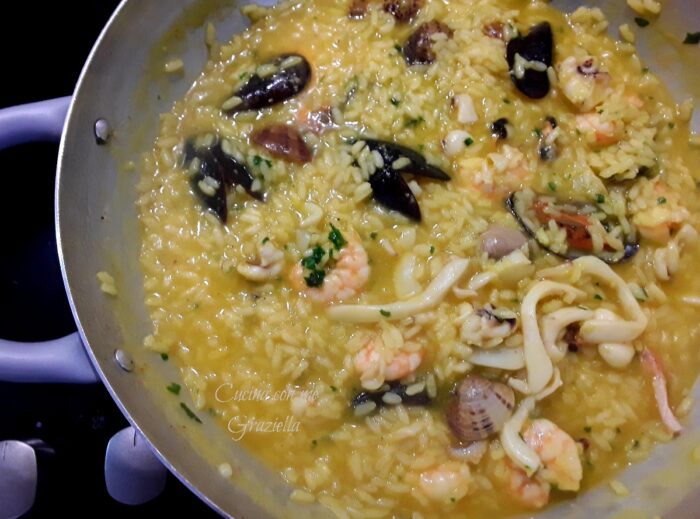 Risotto ai frutti di mare e zafferano in padella