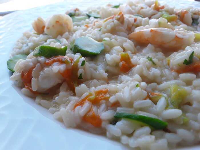 Risotto con fiori di zucca zucchine e gamberetti