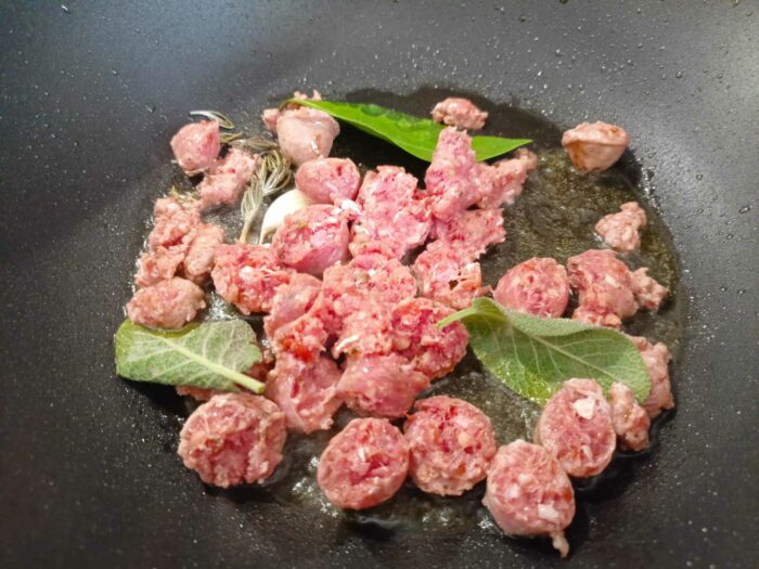 salsiccia in cottura