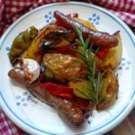 Salsiccia patate e peperoni al forno