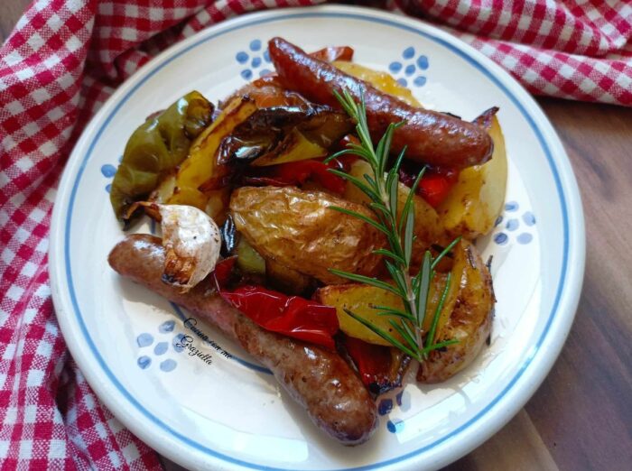 Salsiccia patate e peperoni al forno
