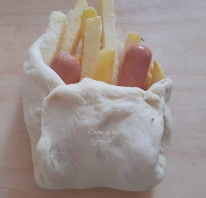Fagottini con patatine e wurstel 