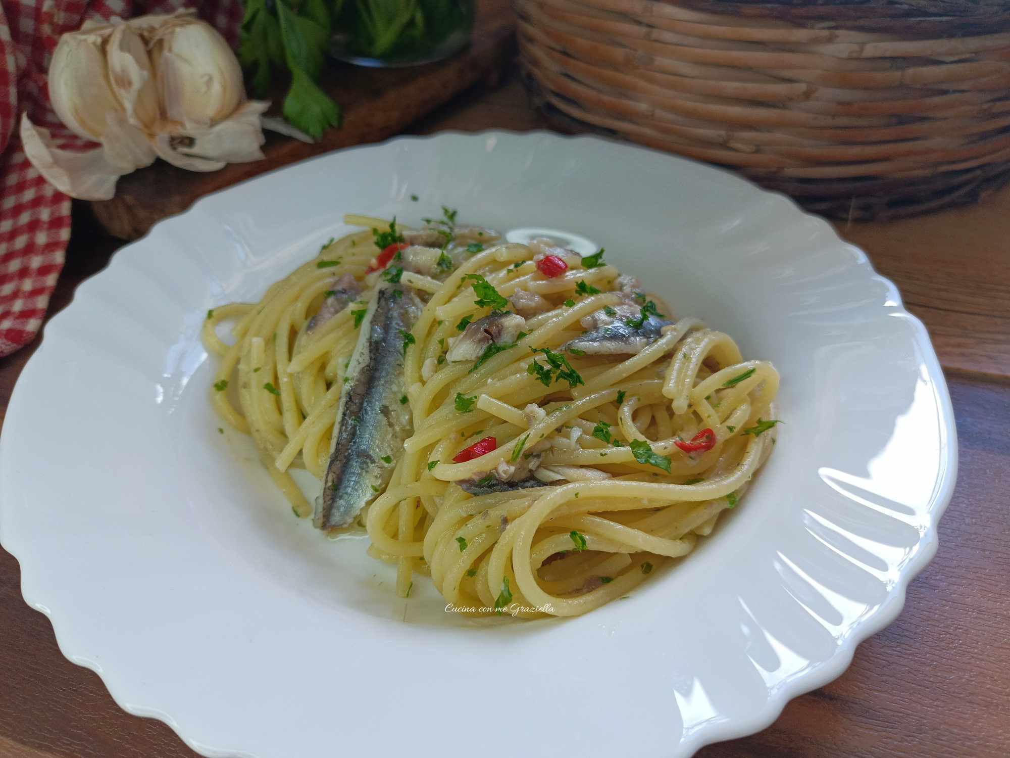 Spaghetti con alici marinate