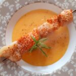 Spiedino di pesce su vellutata di zucca