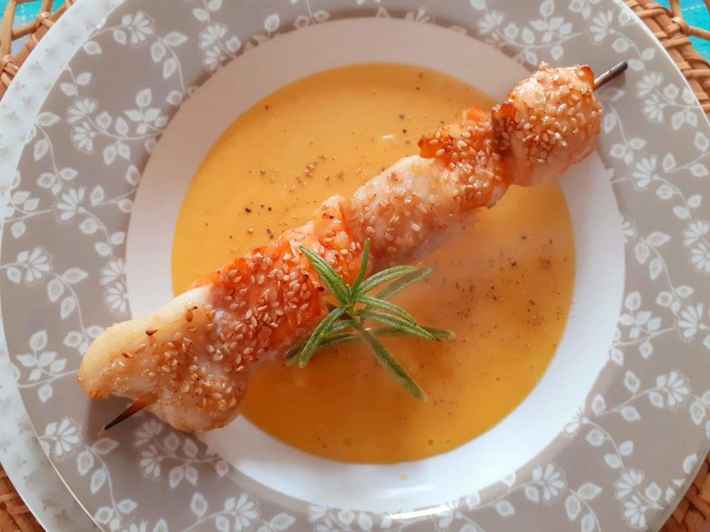 Spiedino di pesce su vellutata di zucca